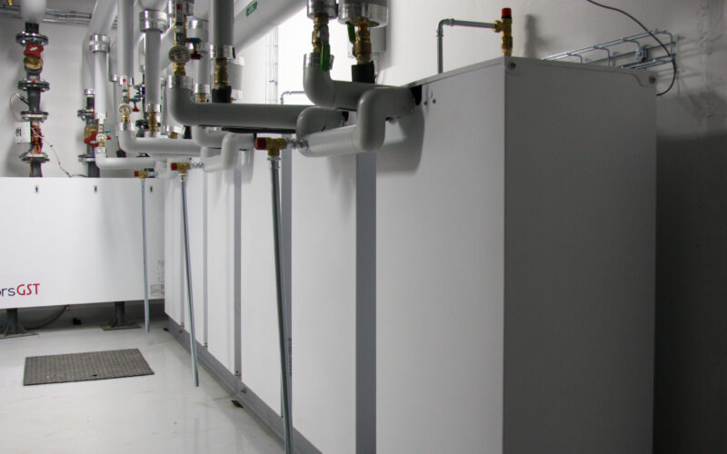 Why are inverter compressors superior in heat recovery?
